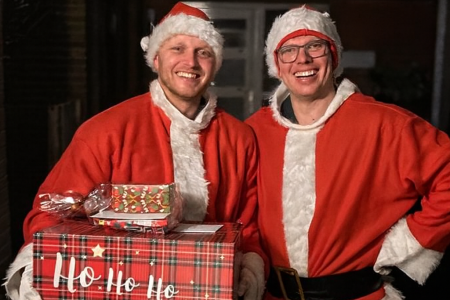 Twee-Kerstmannen-met-Cadeaus